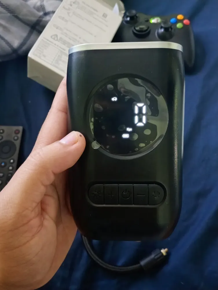 Mini Compressor Digital Portátil Rezzet para Carro Moto e Bicicleta com Calibrador Digital Inflador Elétrico de Pneus 12V Display LCD Lanterna LED Compacto e Recarregável Preto — foto 12